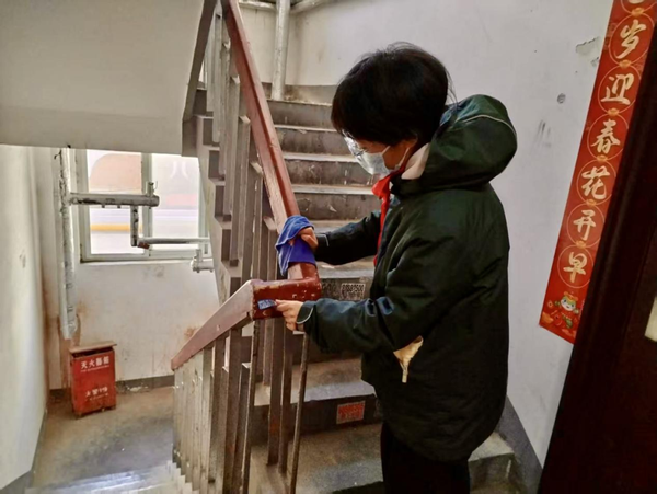 学子化身“社区小管家” (1)